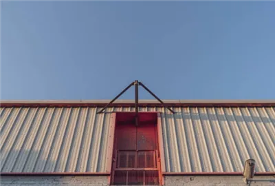 Exploration de la durabilité d'un système de toit en métal de couture debout
